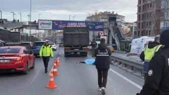 Kamyonun altında kalan motosikletli feci can verdi!