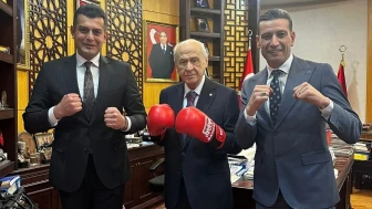 MHP lideri Devlet Bahçeli, boks eldiveniyle poz verdi!