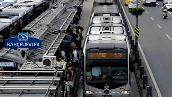 İstanbul'daki metrobüs arızası yolcuları zora soktu! İstanbulluların çilesi ne zaman son bulacak?