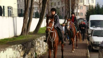 Safranbolu’da iki kardeş atlarla karne almaya geldi