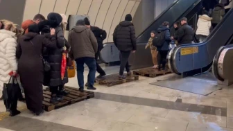 Küçükçekmece'de metrobüs alt geçidini su bastı!