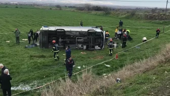 Denizli'de öğrenci servisi devrildi!