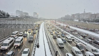 İstanbul’da kar yağışı: Okullar tatil, trafik felç