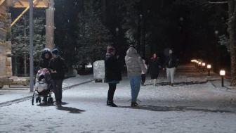 Çorum'da çocuklar, karın keyfini tepsilerle kayarak çıkardı