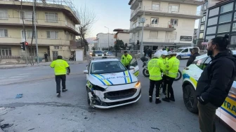 Denizli'de otomobil ile polis aracı çarpıştı! 4 yaralı