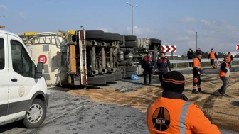 TEM Otoyolu'nda feci kaza: Tanker devrildi!