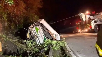 Otobüs ile kamyon çarpıştı: 12 öğrenci hayatını kaybetti