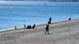 Türkiye karla kaplandı, Antalya'da yaz havası: Yurttaşlar denize girdi!