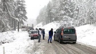 Kazdağları’nda kar yağışı sebebiyle ulaşım zorlaştı!