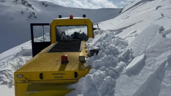 Van’da çığ felaketi: İş makinesi operatörü ölümden kıl payı kurtuldu