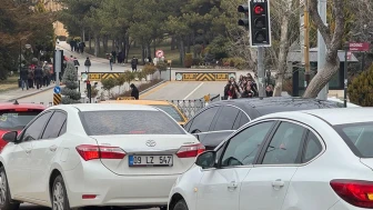 Anıtkabir çevresinde görsel şölen: Vatandaşlar 'Ay yıldızlı' trafik ışıkları için aracından indi!