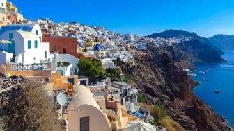 Yunanistan, 4 adada eğitime ara verdi