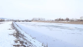 Türkiye'nin en uzun nehri Kızılırmak buz tuttu!