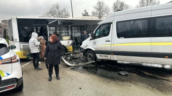 Bursa’da okul servisi ile otobüs çarpıştı: 9 yaralı