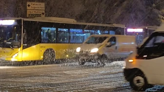 Kartal'da İETT otobüsünün frenleri tutmadı: Şoför yolcuları indirdi!