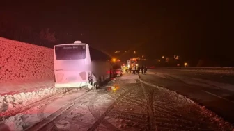 Yolcu otobüsü istinad duvarına çarptı: 9 yaralı