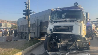 Afyonkarahisar’da tır ile midibüs çarpıştı: 5 yaralı