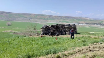 Kamyon park halindeki tırlara çarptı! 1 ölü, 1 yaralı