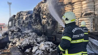 Şanlıurfa'da pamuk yüklü tır alev alev yandı