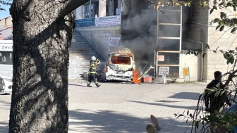 Eskişehir'de minibüs bir anda alev aldı! 4 çocuk içinde mahsur kaldı