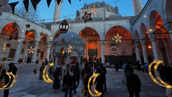 Valide-i Cedid Camii'ndeki teravih namazı görüntülerine inceleme