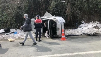 İşçi servisi ile hafif ticari araç çarpıştı