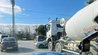 Erdek’te trafik kazası: Işık ihlali yapan otomobil beton mikseriyle çarpıştı