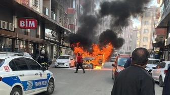 Iğdır'da panik anları! Seyir halindeki araçta yangın çıktı