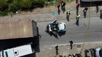 İzmir'de korkunç kaza! Tıra çarpan otomobilin sürücüsü can verdi