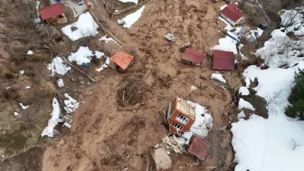 Artvin'de heyelan: 1 ev yıkıldı, 2 ev ağır hasarlı!