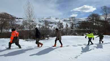 Çoruh Nehri’nin buzlu sularında geleneksel yöntemle balık avlanıyor