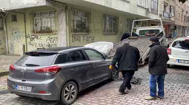 Bahçelievler'de motoru alev alan otomobildeki yangın söndürüldü