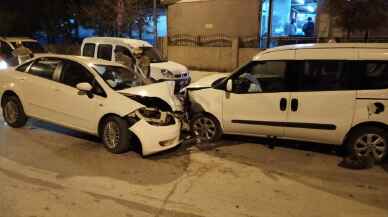 Bursa'da hafif ticari araç ile otomobilin çarpıştığı kazada 6 kişi yaralandı