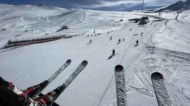 ERZURUM - Sahillerde güneşli hava Palandöken'de kayak keyfi yaşanıyor