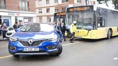 Kadıköy'de İETT otobüsünün çarptığı otomobilin sürücüsü yaralandı