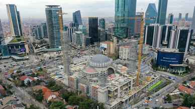 Levent'te yapımı süren caminin 4 minaresi yükselmeye başladı