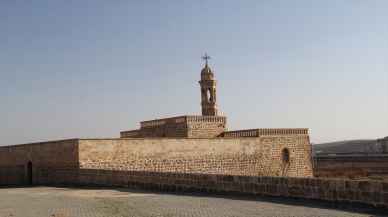 Mardin'de 800 yıllık kilisedeki çanı çalmaya çalışan hırsızlar çıkan ses üzerine kaçtı