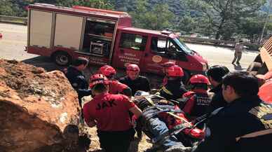 Son Dakika! Kayalıklara çarpan sürücü ağır yaralandı