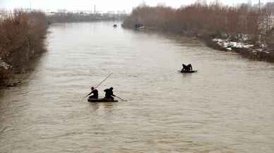 MUŞ - Karasu Nehri'ne düşen lise öğrencisini arama çalışmalarına ara verildi