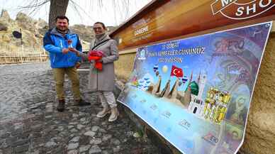 NEVŞEHİR - Turist rehberleri, Kapadokya'da ziyaretçileri çiçekle karşıladı