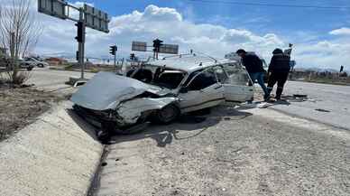 Afyonkarahisar'da tır ile otomobilin çarpışması sonucu 4 kişi yaralandı