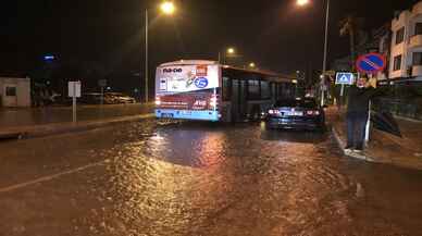 Antalya'da şiddetli yağmur ve fırtına etkili oldu