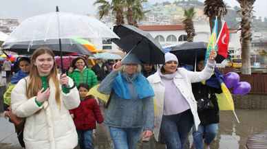 AYDIN - Kuşadası'nda 8 Mart Dünya Kadınlar Günü yürüyüşle kutlandı