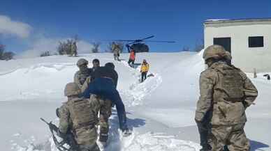 Bingöl'de jandarma kanser hastasını helikoptere kadar sırtında taşıdı