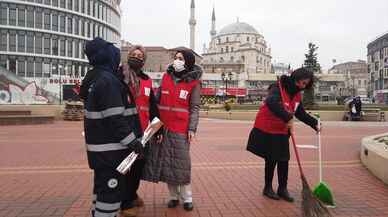 BOLU - Kadın temizlik işçilerinin gününü sokakları temizleyerek kutladılar