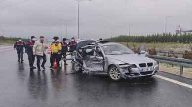 BURSA - Kule vinç taşıyan tıra çarpan otomobildeki 1 kişi öldü, 3 kişi yaralandı