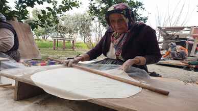 Çukurova'da kadınların ramazan öncesi yufka ekmeği mesaisi başladı