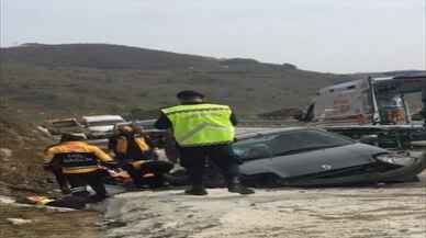 Düzce'de beton bloka çarpan otomobildeki 3 kişi yaralandı