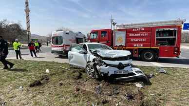 Elazığ'da hafit ticari araç otomobille çarpıştı, 1 kişi öldü, 5 kişi yaralandı