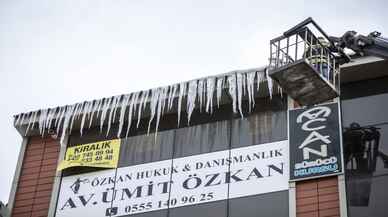 Erzurum'da tehlike oluşturan buz sarkıtları itfaiye görevlilerince temizleniyor